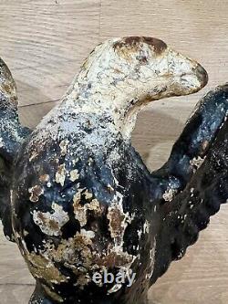 Rare Antique Weathered Cast Iron American Eagle 28 Lbs Historic Decor 
 <br/> Traduction en français: Rare Aigle américain en fonte antique et patiné de 28 livres, décoration historique.