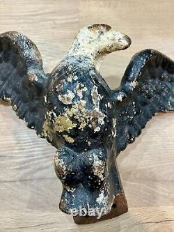Rare Antique Weathered Cast Iron American Eagle 28 Lbs Historic Decor<br/>Traduction en français: Rare Aigle américain en fonte antique et patiné de 28 livres, décoration historique.