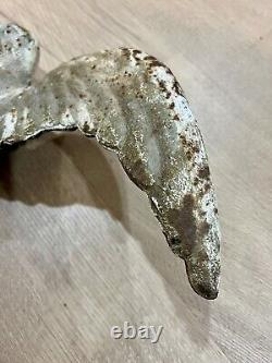 Rare Antique Weathered Cast Iron American Eagle 28 Lbs Historic Decor<br/>
Traduction en français: Rare Aigle américain en fonte antique et patiné de 28 livres, décoration historique.