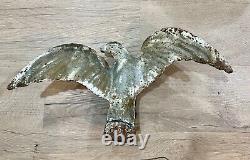 Rare Antique Weathered Cast Iron American Eagle 28 Lbs Historic Decor 
<br/>
  
Traduction en français: Rare Aigle américain en fonte antique et patiné de 28 livres, décoration historique.