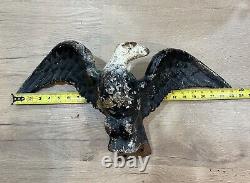 Rare Antique Weathered Cast Iron American Eagle 28 Lbs Historic Decor 	<br/>
 Traduction en français: Rare Aigle américain en fonte antique et patiné de 28 livres, décoration historique.