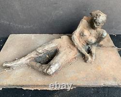 Sculpture d'art en fonte de fer représentant une dame nue allongée, sur une base en fonte de fer, 70 livres