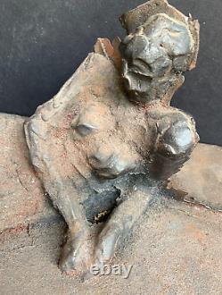 Sculpture d'art en fonte de fer représentant une dame nue allongée, sur une base en fonte de fer, 70 livres