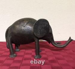 Sculpture d'éléphant en métal bronze/fonte vintage, rustique, faite à la main, de 10 livres.